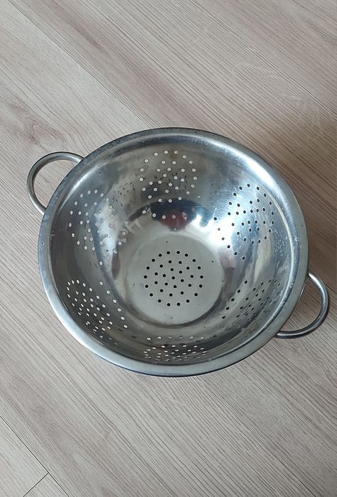 Druszlak ze stali nierdzewnej średnica 28 cm,wysokość  11 cm.