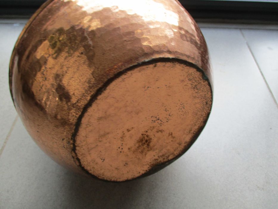 Jarrão antigo Vintage em cobre martelado c/ 2 argolas laterais, altura 28 cm