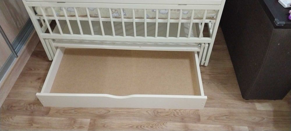 Дитяче ліжечко (кроватка) з маятниковим механізмом та шухлядою