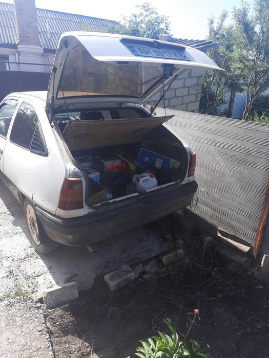 Продам опель кадет 1.3 бензин, 3-дверний на повном бойовом ходу, деталі за тел. 0972164473