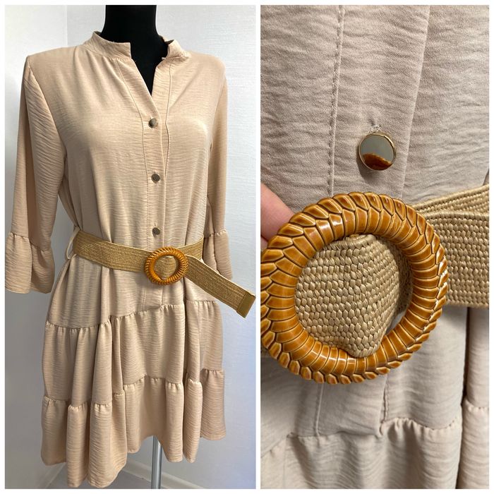 Sukienka tunika ze złotymi guzikami z paskiem i falbankami