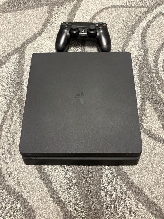 PlayStation 4 z kontrolerem