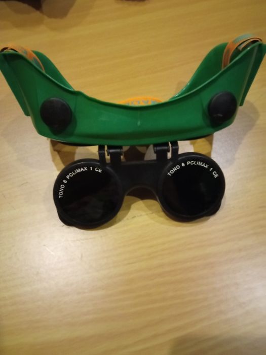 Pistola de cola quente nova e óculos de proteção