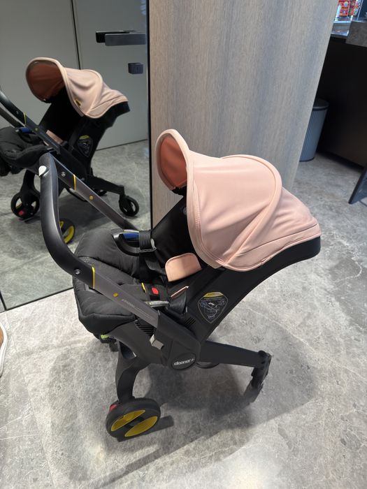Aвтокрісло-коляску Doona з базою Isofix.