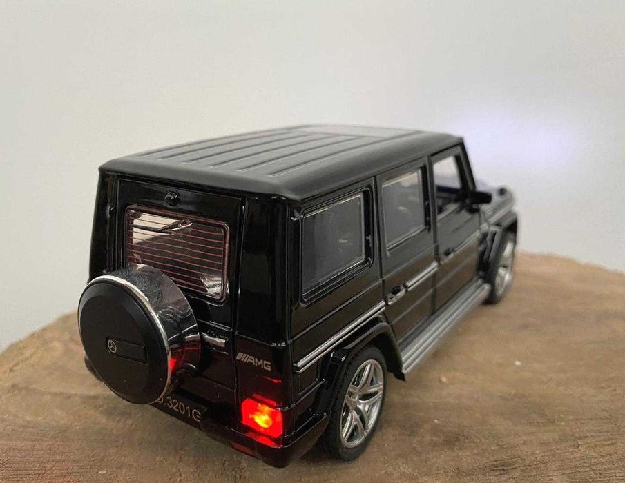 Модель автомобіля Mercedes AMG G65, чорна
