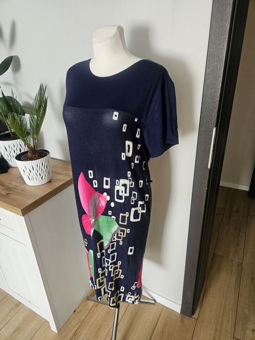 Sukienka w kwiaty Maxi granatowa xl hit