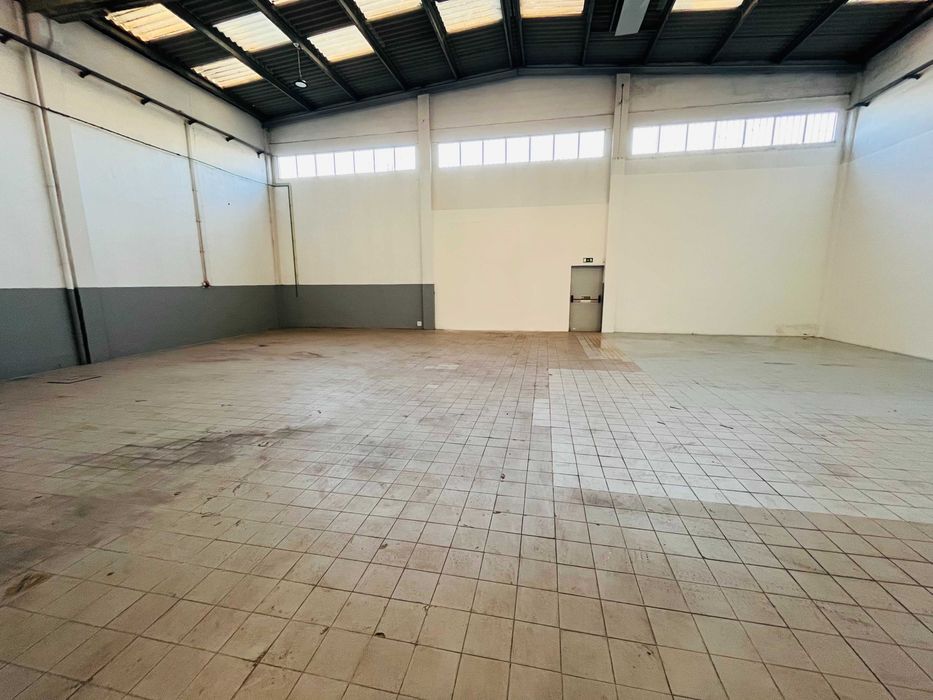 ARMAZÉM JUNTO À EXPONOR