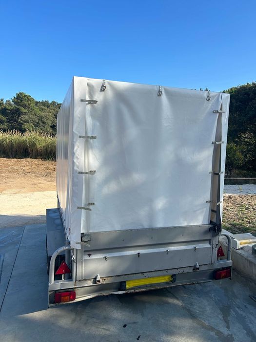 Reboque com toldo removível
