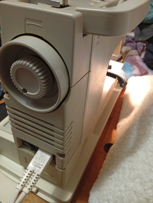 Електрична швейна машинка Верітас Фамула.