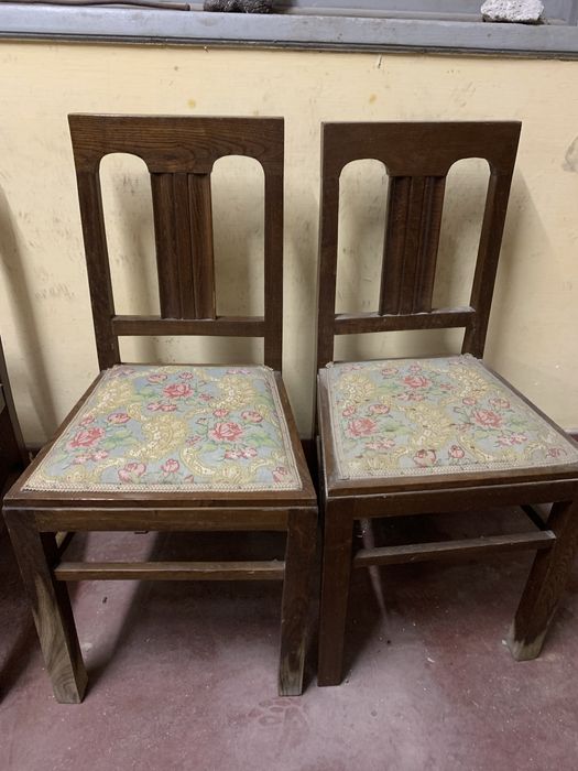 Conjunto de cadeiras antigas