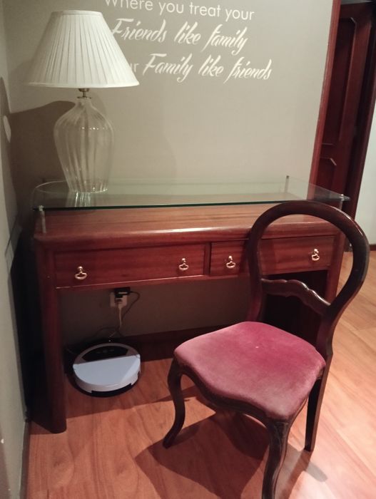 URGENTE - Móvel de madeira  cerejeira com 2 gavetas + cadeira