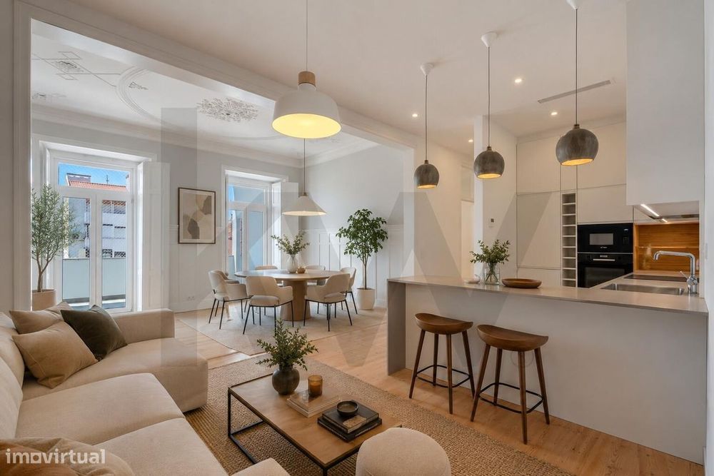 Elegante Apartamento T2+2 Totalmente Renovado e com Varanda em Anjos,