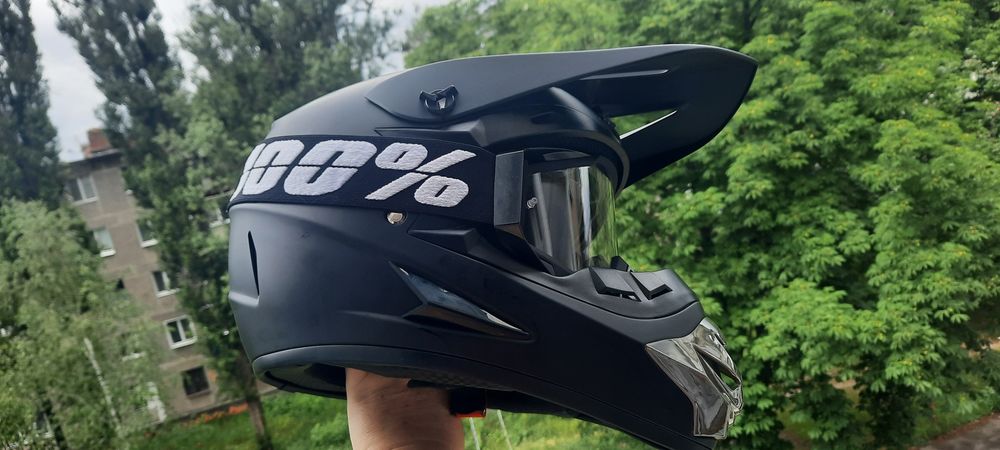 Шолом з окулярами ред бул