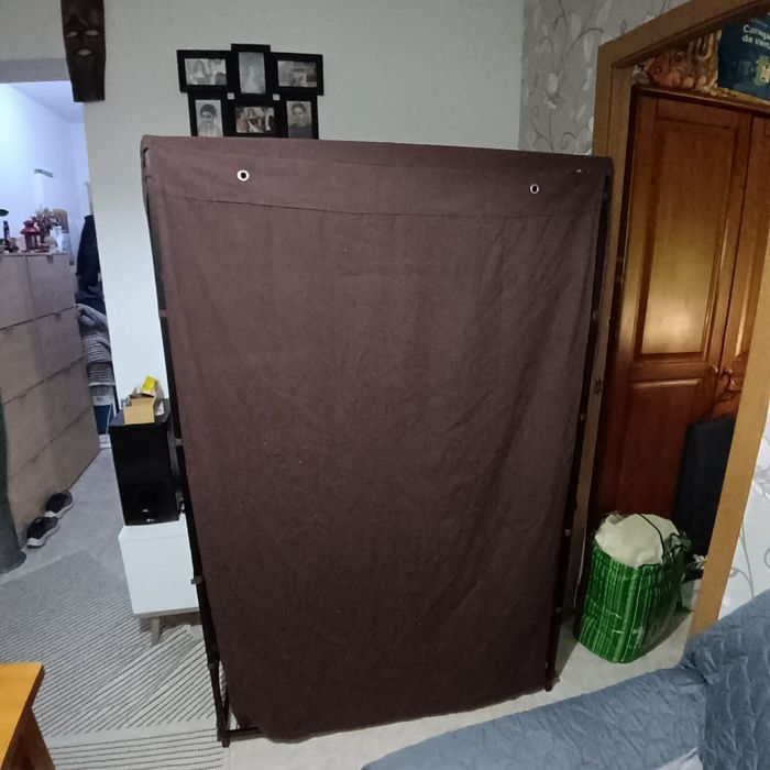 Armário aberto com capa