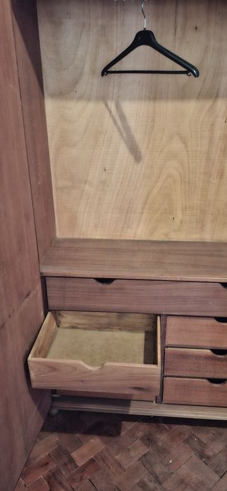 Guarda-roupa com gavetas