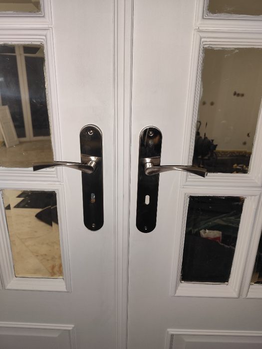 Instalação de portas em geral.