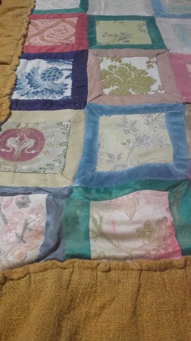 Manta muito antiga de retalhos de tecidos