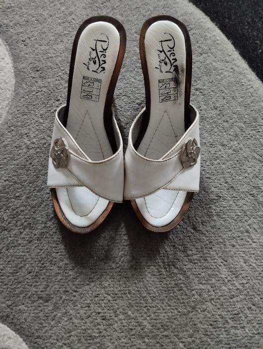 Продам босоніжки