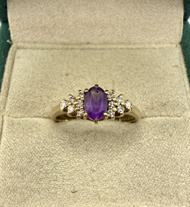 Złoty pierścionek z ametystem 0,35ct i diamentami 0,12ct