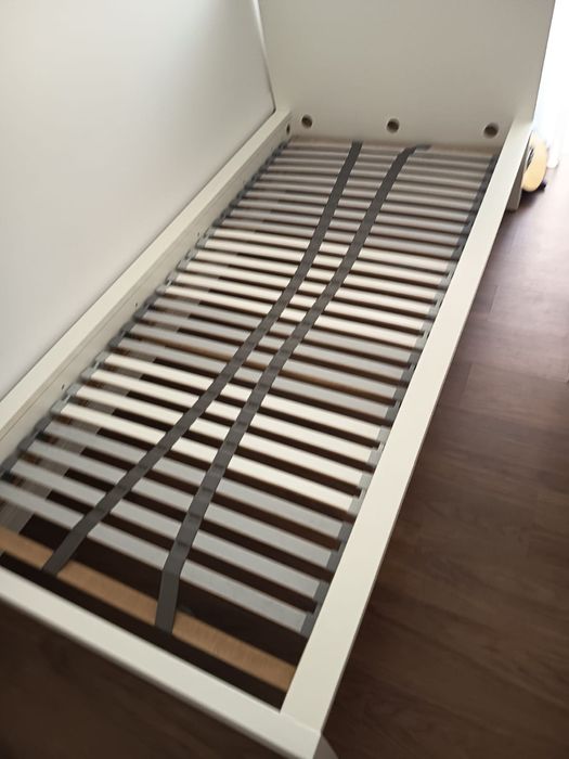 Cama com estrado e colchão