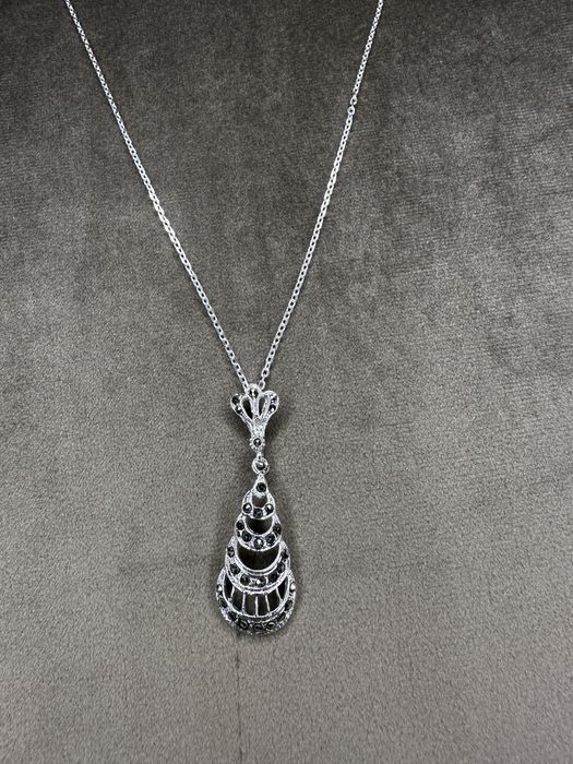 Fio Colar com medalha em prata e marcacites