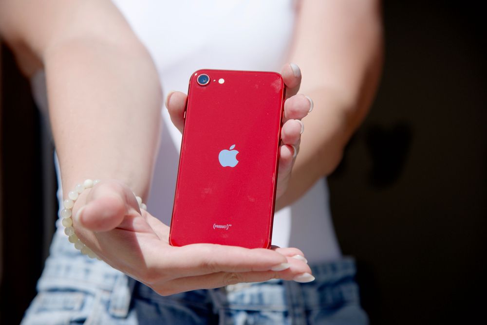 iphone se 2020 red - Купити електроніку - Ціни на OLX.ua