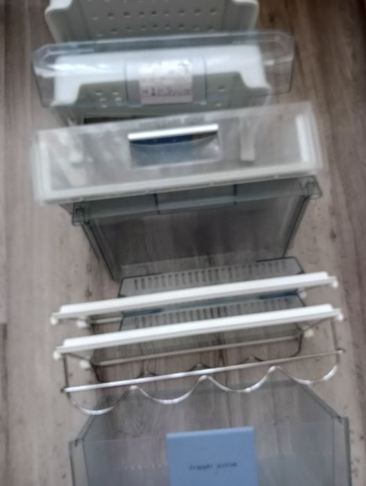 Продам аксесуари для холодильника Hansa в належному стані