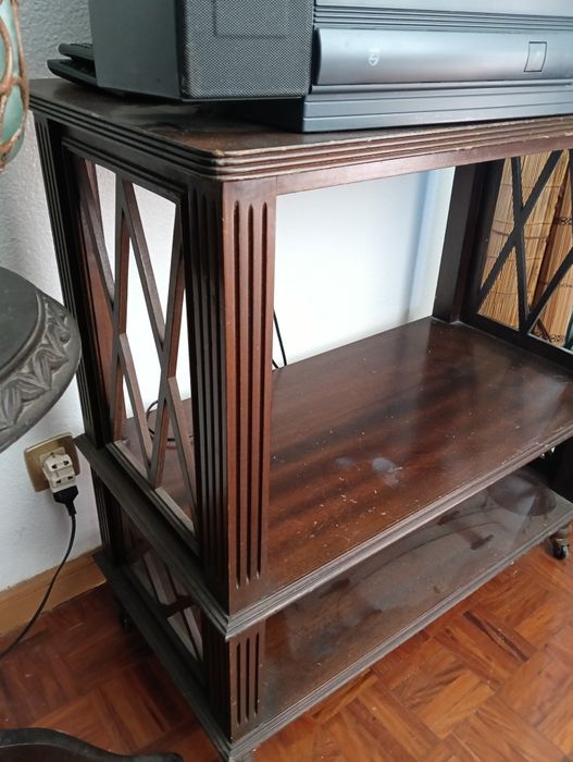 Móvel com rodas em madeira