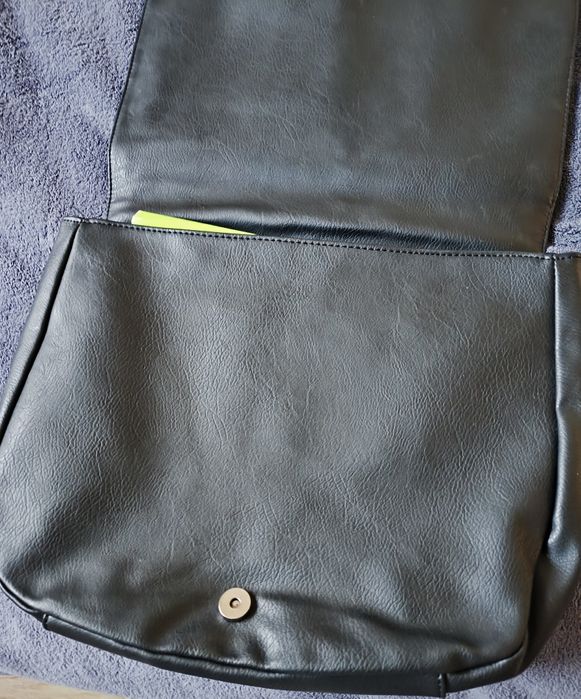 Czarna torebka na ramię Sinsay frędzle