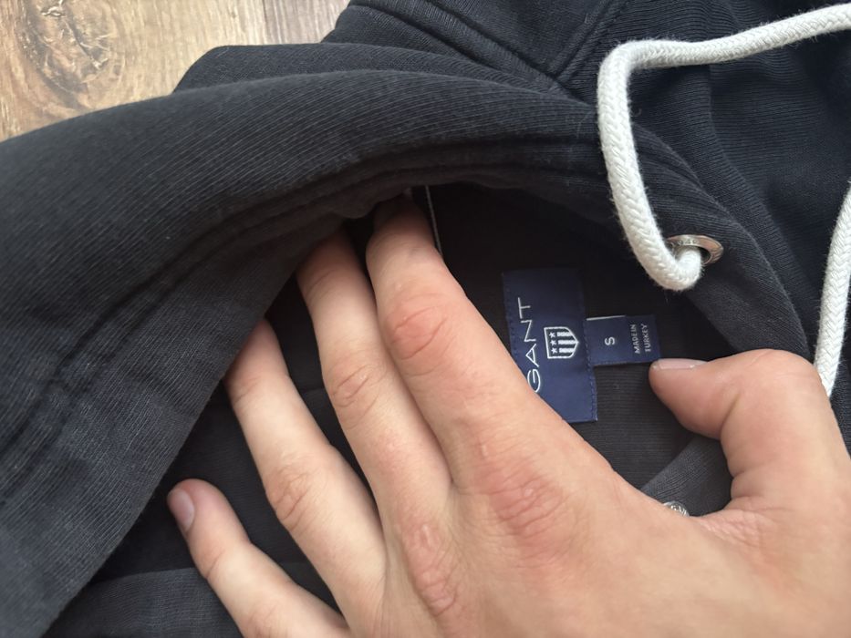 Czarna bluza z kapturem marki GANT klasyczny ktorj