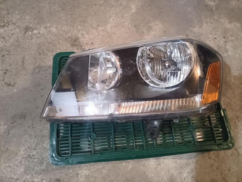 Фара передня ліва Додж авенжер