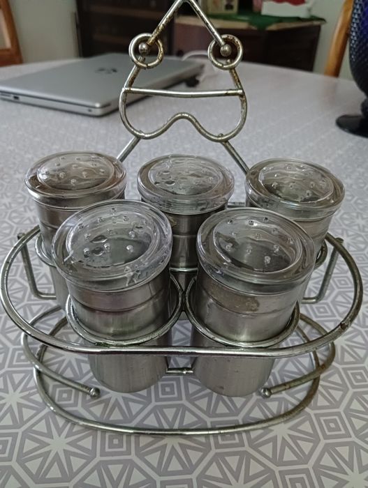 Conjunto de porta condimentos

- 5 peças.
- Suporte fixo.