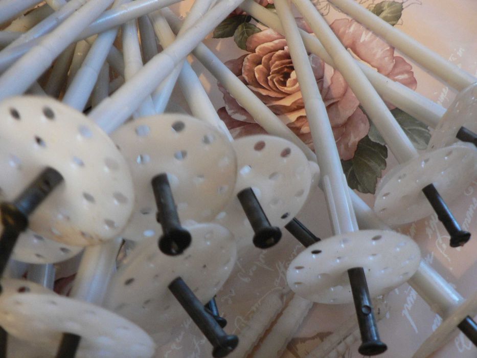 Kołek do styropianu 10x300mm  84 szt .