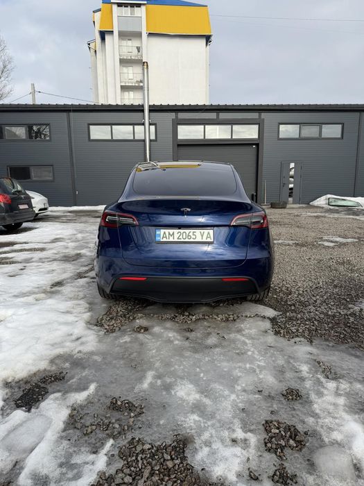 Tesla model Y 2024