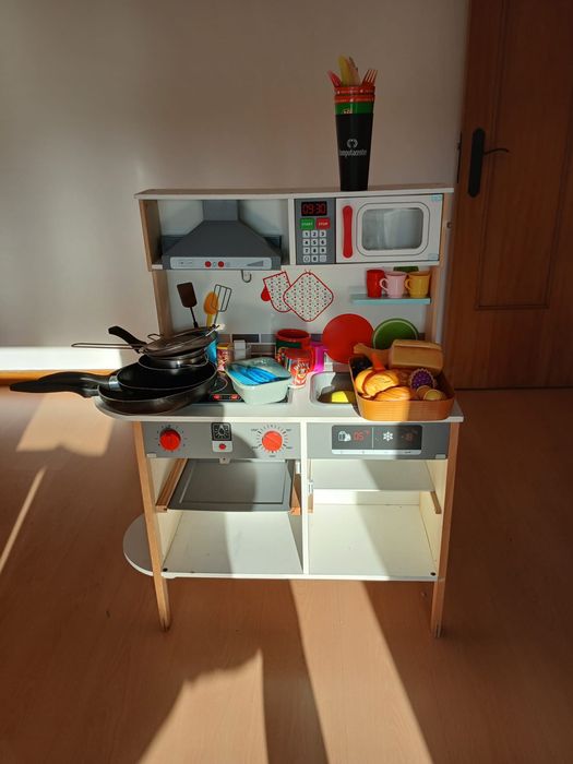 Conjunto Cozinha de brincar de madeira e grande lote de brinquedos