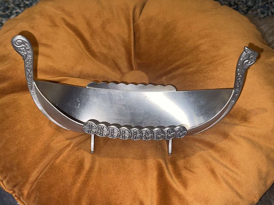 Оловянная чаша в виде корабля викингов.60-е года