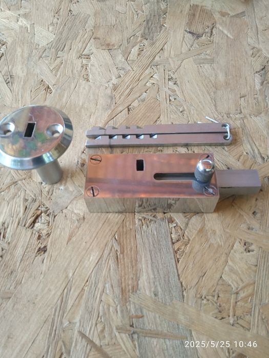 Продам новый замок накладной .Цена 999 гр./ шт.