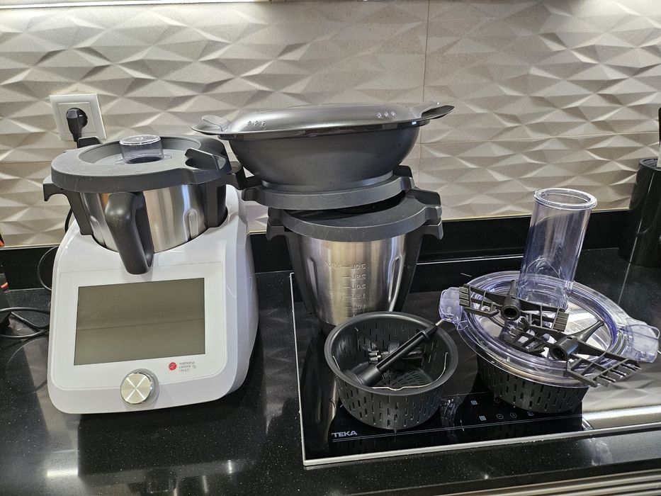 Robot de cozinha Monsieur Cuisine Smart, comprado em Julho 2025. Inclui 1 robot completo, 1 copo extra, 1 cesto extra, 1 mandolina, 1 borboleta extra