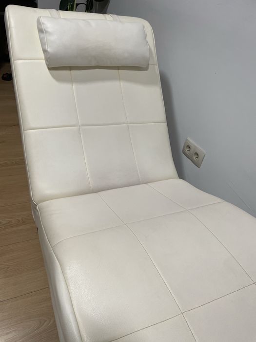 Szezlong bialy - bardzo wygodny