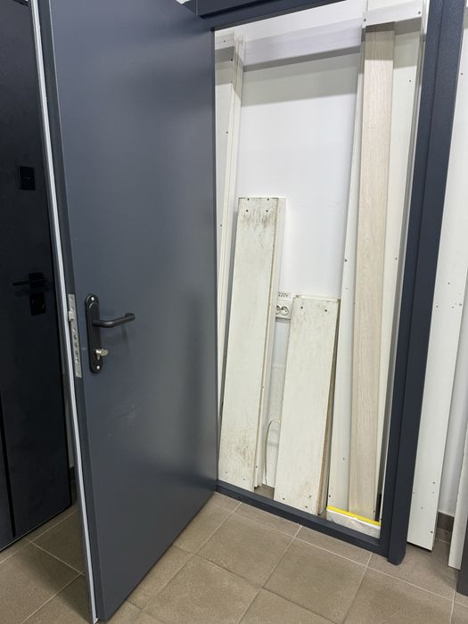 Двері утеплені  з Фурнітурою