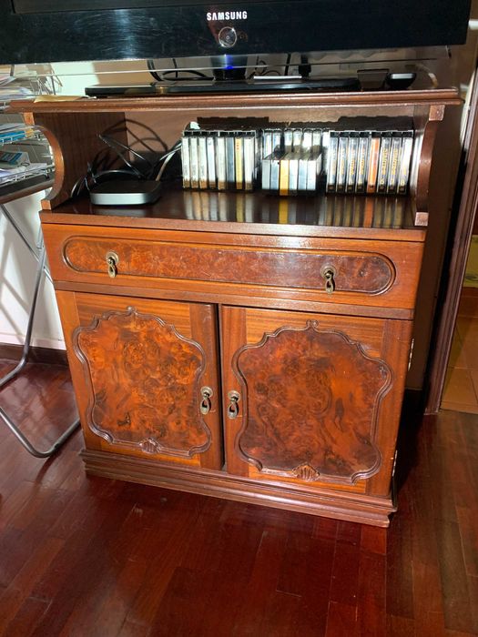 MÓVEL PARA TV EM MADEIRA COM GAVETA E 2 PORTAS