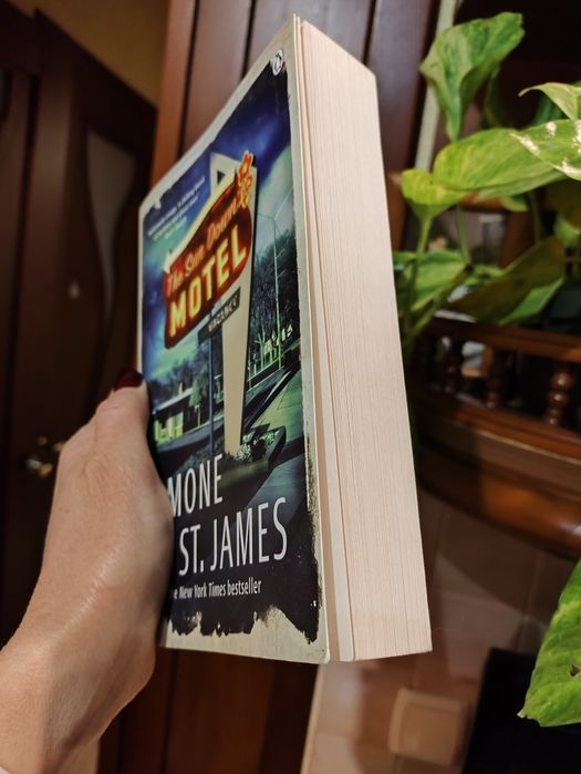 Книги англійською."The Sun Down Motel" by Simone St.James