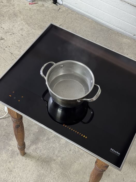 Miele KM 7667 FR — преміальна індукційна поверхня з алюмінієвою рамкою.