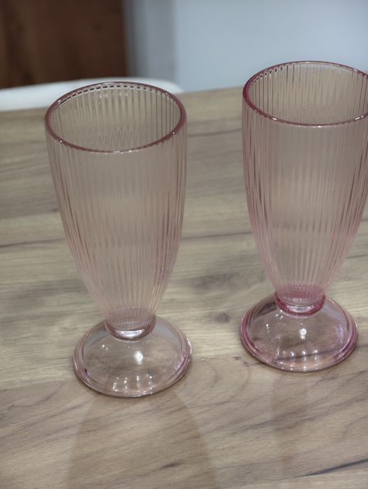 Piekne wysokie szklanki do koktajli mlecznych, szejkow, smoothie itp
R