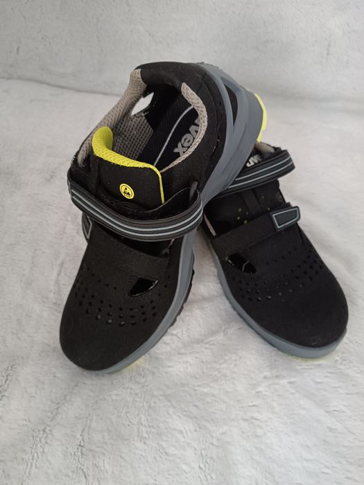 Крутезні новенькі чоловічі захисні робочі сандалі  кросівки Uvex,р.41