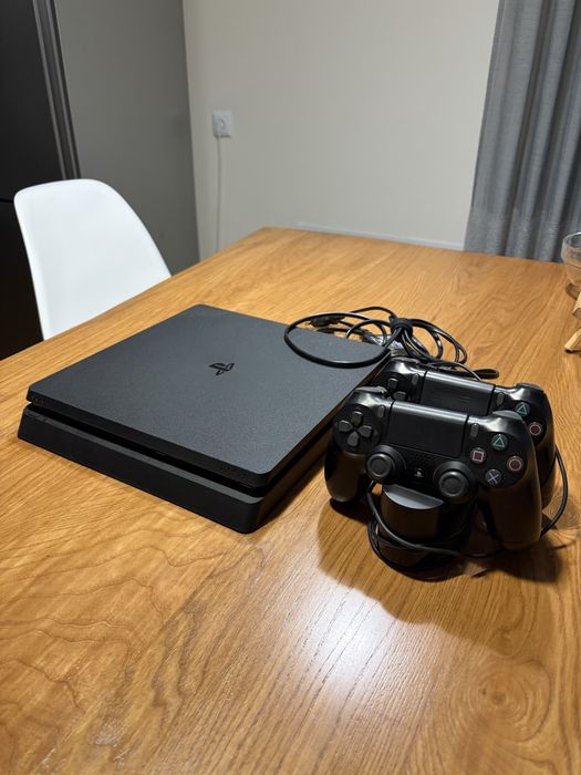 ps4 slim 1tb + 2 controllers