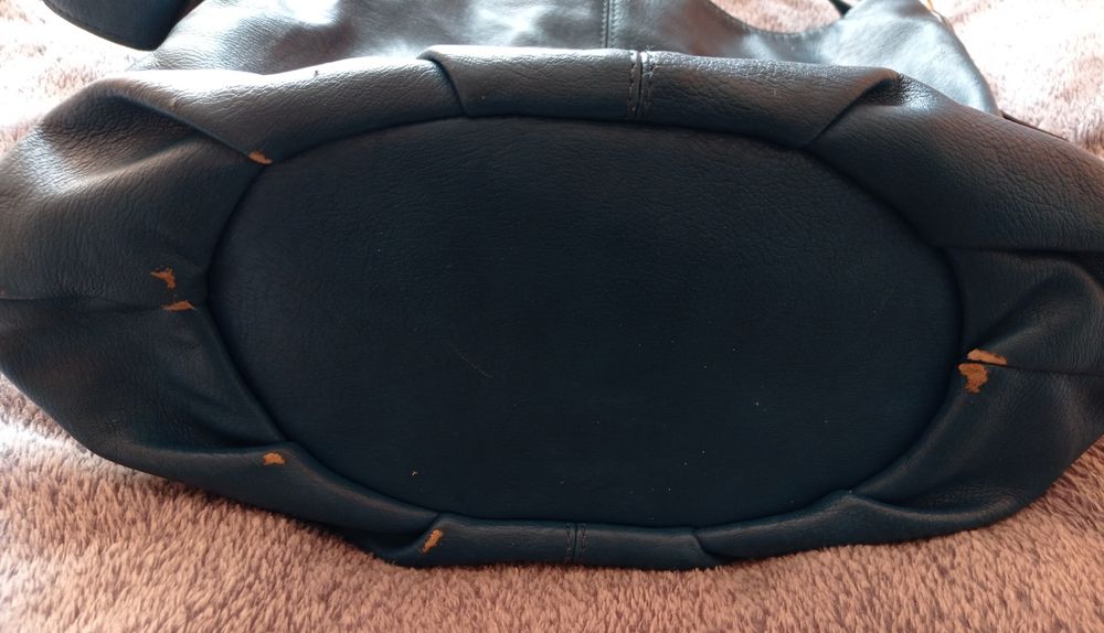 Torebka turkusowa z wieloma skrytkami