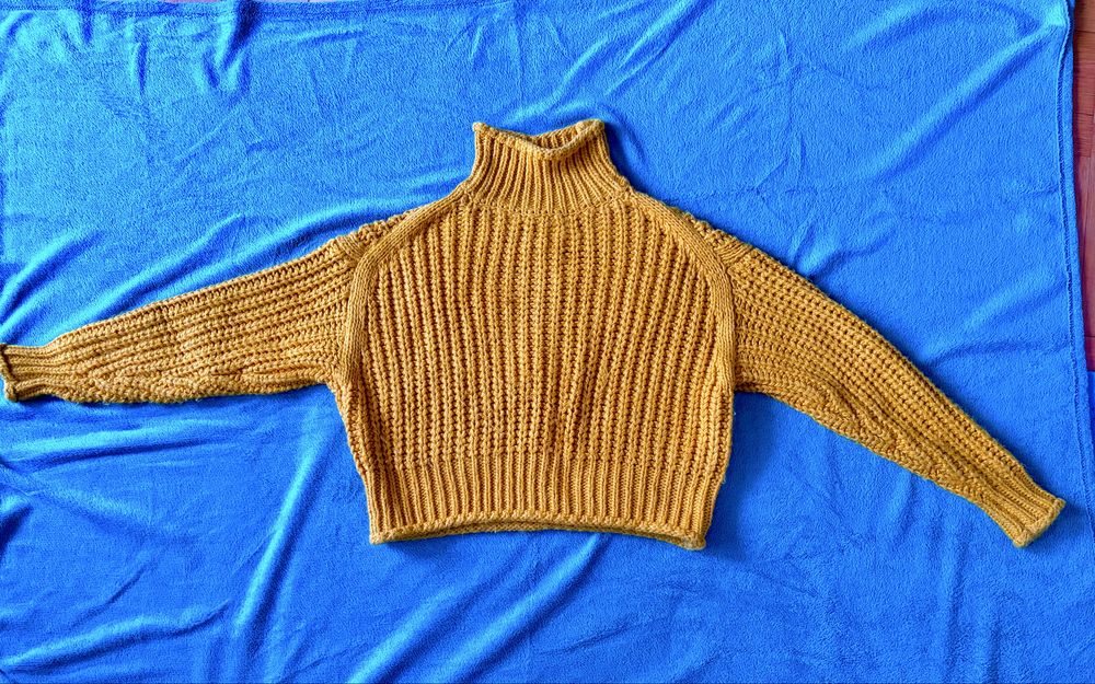 Musztardowy sweter o grubym splocie