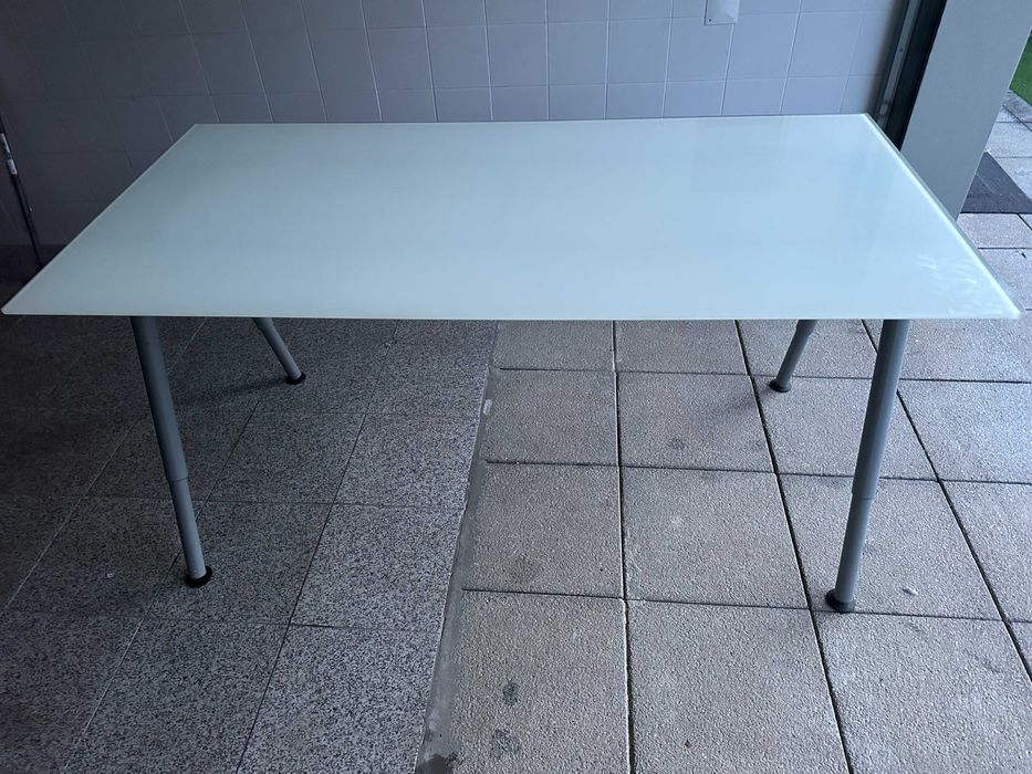mesa tampo vidro e pernas regulaveis em altura