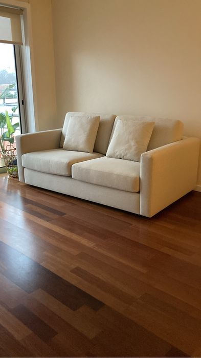 Sofá 2 lugares e puff com arrumacão